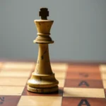 Eine goldene Schachfigur, der König, steht auf einem Schachbrett.