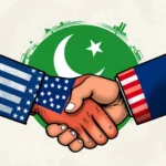 Eine Illustration zeigt zwei Hände, die sich schütteln. Die linke Hand, die die amerikanische Flagge repräsentiert, wird von einer Person gehalten, die einen blauen Anzug mit roten und weißen Streifen trägt. Die rechte Hand, die die pakistanische Flagge repräsentiert, wird von einer Person gehalten, deren Ärmel nicht sichtbar sind. Im Hintergrund ist ein großer grüner Kreis mit einem weißen Halbmond und einem Stern zu sehen, was die Flagge Pakistans darstellt. Um den grünen Kreis herum sind stilisierte Silhouetten von Gebäuden und Industrieanlagen zu sehen, die eine Art Globus oder eine industrielle Landschaft symbolisieren. Der Stil der Illustration ist cartoonhaft mit kräftigen Linien und leuchtenden Farben.